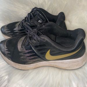 Girls 3.5 black and purple Nike sneakers